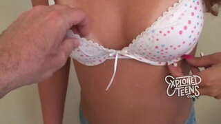 19 anni hot teen scopa e ottiene una bocca piena di sperma