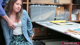 ���ोरा केटी पक्रेको छ पसलबाट सामान चोर्ने र अधिकारी उनको punishes.उहाँले gropes उनको सानो स्तन र हावी गर्न उनको दिन उहाँलाई एक bj.त्यसपछि उहाँले bangs उनको बिल्ली