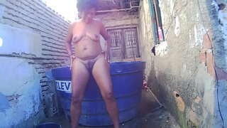 Vask over min basseng i naken