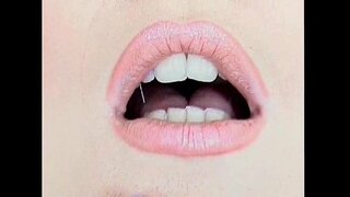 Ангела Тигар - лезбејка - во бело