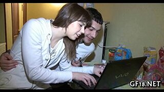 Аяулы жас красотка қабылдайды қатты 10-фунтовый соққы