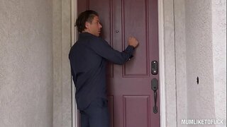 Milf Eva Notty crams viņas saspringto incītis ar masveida penis, kamēr viņas lielajiem pupiem varai