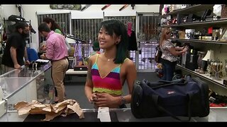 Nuda diletante estas akiranta shlong