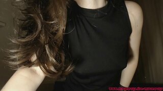 Mlijeko kaplje mi na haljinu.