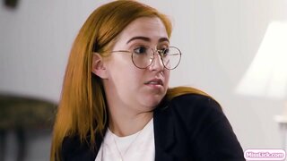 Hot blonde och hennes busty partner i brottslighet planerar sitt nästa stora mål.Plötsligt,hennes övervakare som anländer till och undersöka sin partner.De agerar som ett par och bevisa att det till officer.De börjar kyssa och slicka varandras fitta.