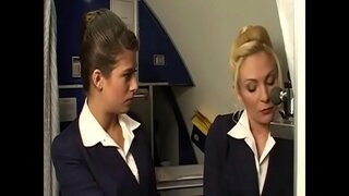 Похотливые hos-stüardessa сосут alət oğlan bar