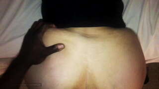 ווייַס קליין מיידל בענט איבער